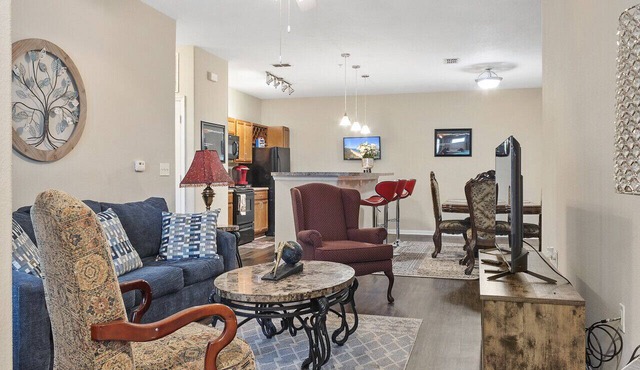 Mid-City Serenity with King Bed- Close to Redstone Arsenal Gate 1