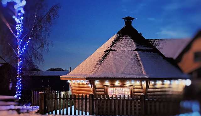 Milne’s Corner luxury Yurt at Peake’s Retreats glampsite. Sleeps 6 with hot tub