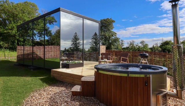 Mirror Cabin · Hot Tub & Sauna · Anglesey