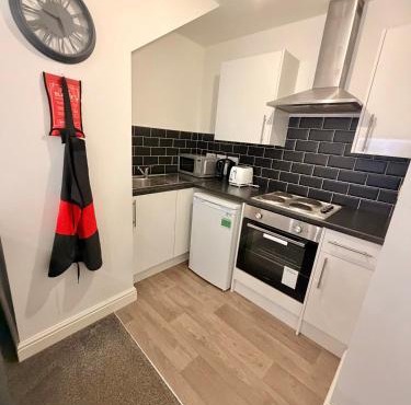 Modern 1-Bed Flat with Workspace and Free Parking