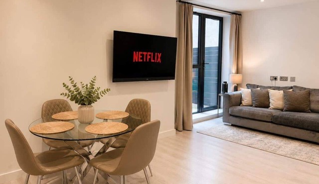Modern 1BD Flat l Gated Parking l Contractors