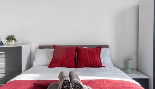 Modern 2-Bed Apartment with Parking