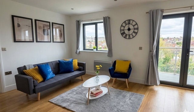 Modern 2 bed flat | Central | Free Parking