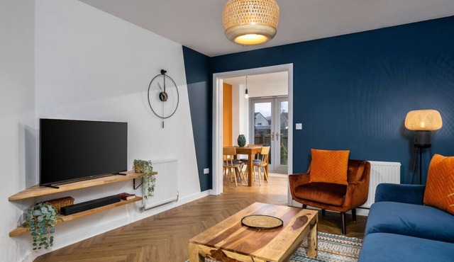 Modern 2-Bed Stirling House | Driveway Parking