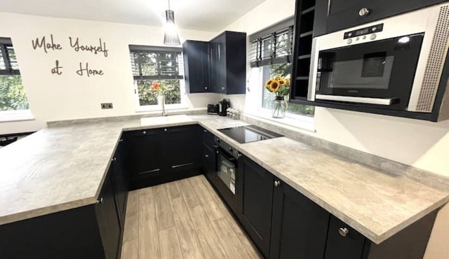 Modern 2 Bedroom, 2 Bathroom Home With Parking