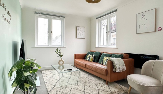 Modern 2 Bedroom City Centre Flat + FREE parking