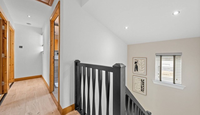 Modern 2-BR Sleeps 4 Near Edinburgh Parking