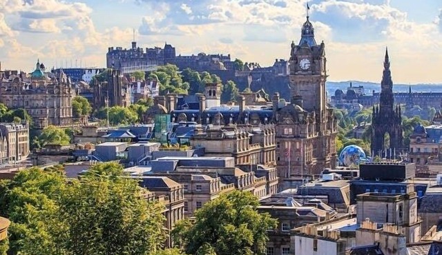 Modern 2BR City Centre Apt with Arthur's seat view