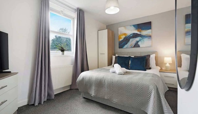 Modern 3 Bed Home with Garden, Free Parking, Wi-Fi