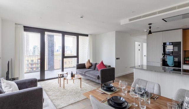 Modern 3BR with Balcony & AC Near Tower Bridge