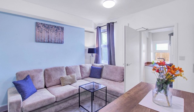 Modern 4-Bed Home | Smart TV | Garden