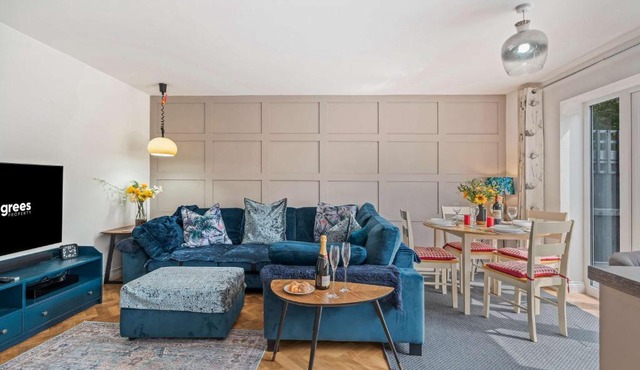 Modern 4 Bed Retreat by 53 Degrees Property Perfect for Families & Groups