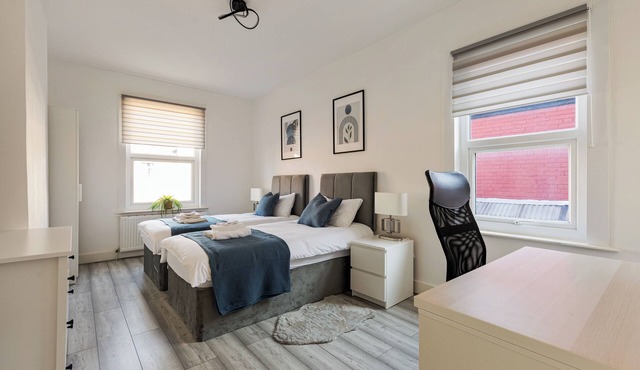 Modern 4 Bedroom House 5 minute walk from Station