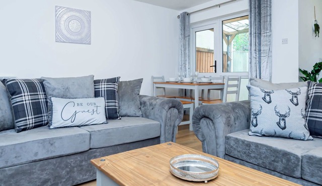 Modern 4BR House with Parking Near Heathrow