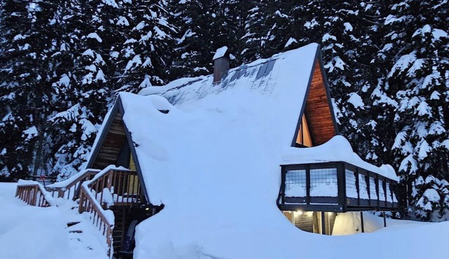 Modern A-frame 2BR near lake & lifts with firepit in Snoqualmie Pass