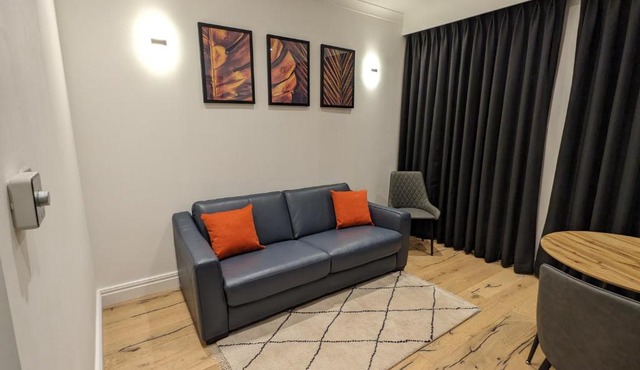 Modern aptmt, 2 Stops to Central London, Smart lock, Netflix