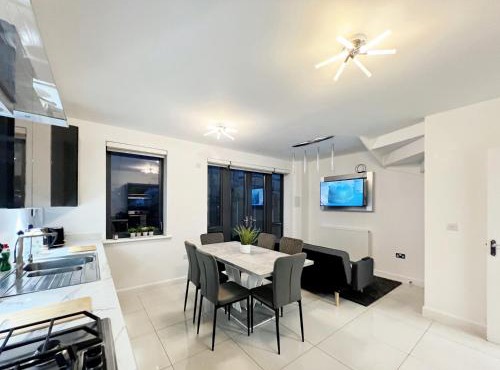 Modern Beautiful 5 bed -Sleeps 13 - Free Parking