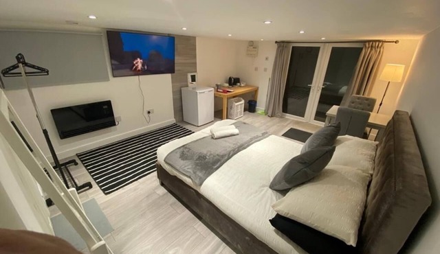 Modern Cosy Room Close to city centre Free Parking