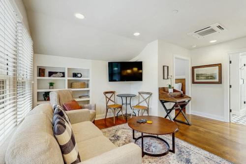 Modern Downtown Escape Modern Decor Fast Wifi