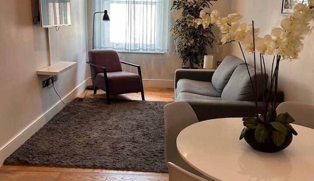 Modern Flat Next to Station - 10 mins to Central