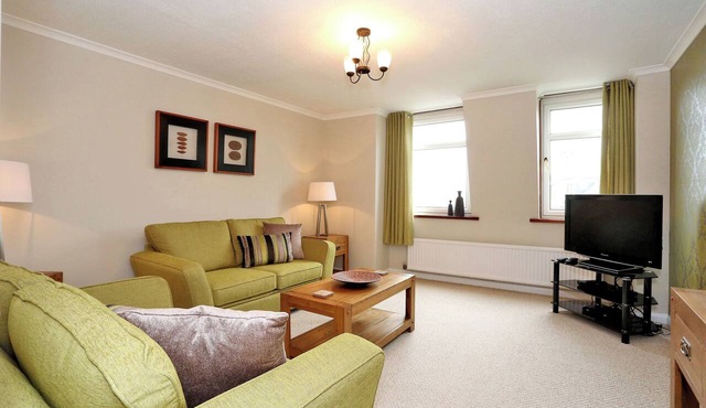 Modern fully fitted two bedroom apartment. Pet friendly. Free parking. Sleeps 5.