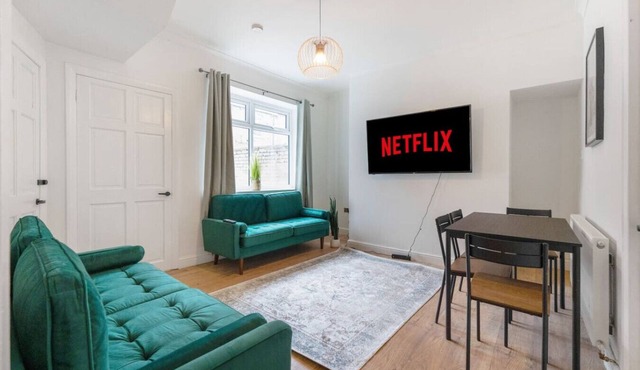Modern High Spec House|Parking|4 bed|sleeps 7