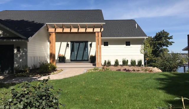 Modern lakefront 5 bedroom, 4.5 bath home with dock, plunge pool in Whitehall