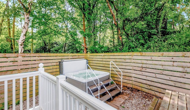 Modern lodge with one double with ensuite shower and one twin.