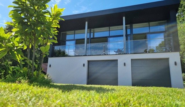 Modern, open plan property outside Exeter, panoramic sea and estuary views.