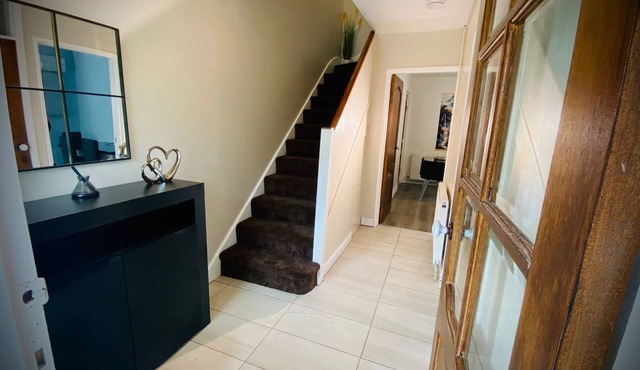 Modern-petfriendly-privategarden-family-20mintoldn