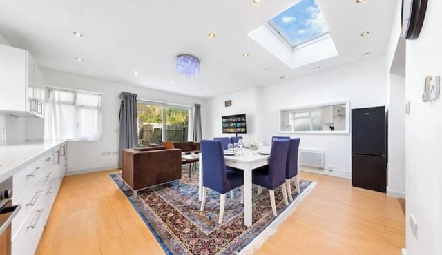 *Modern spacious four bedroom house in London*
