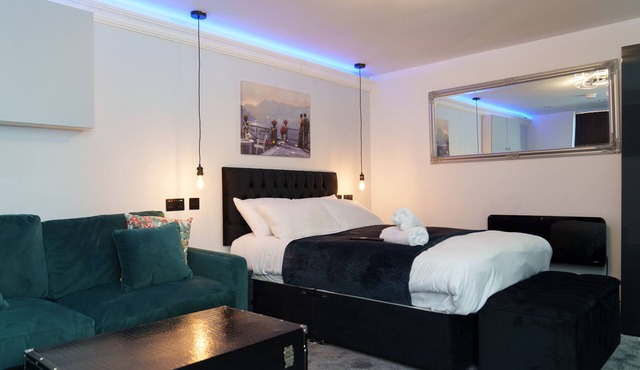 Modern Studio Apartment near Leeds City Centre - sleep 3 people