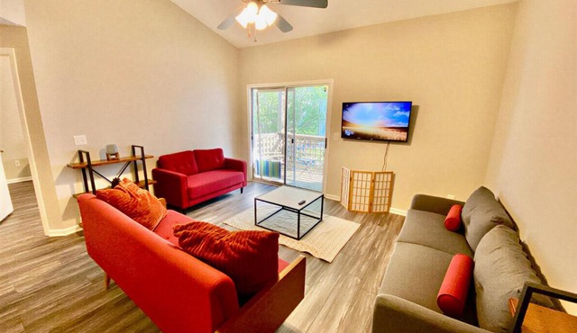 Modern Top-Floor Loft-Pool, Balcony & Garden View!