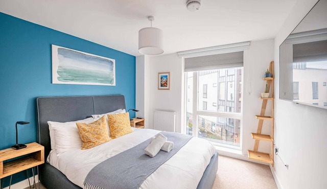 Modern Townhouse - Parking, EV Charger & Balcony