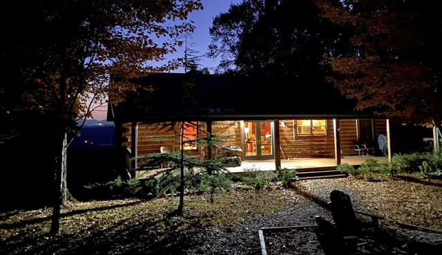 Mountaintop cabin near Stone Mountain State Park and Roaring River Vineyards