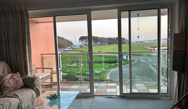 Mudeford, Dorset. Spectacular Seafront Views. Perfect Family Getaway. Driveway.