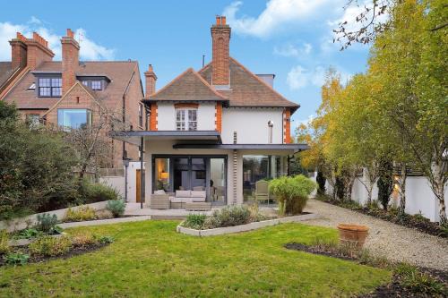 MUR1 - Modern and Stylish 6-bed House in Wimbledon