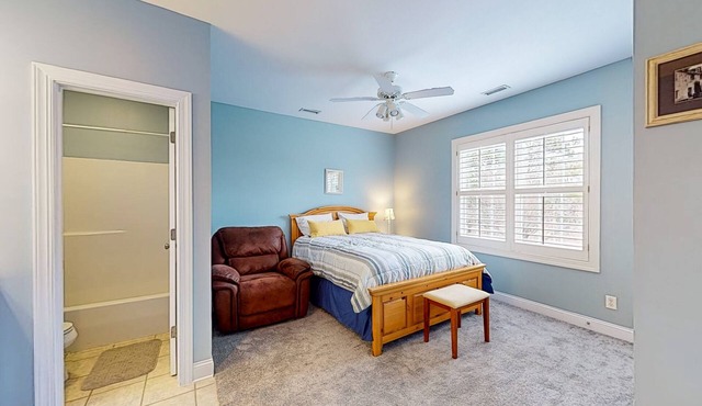 Mystic Marina A: Spacious condo with marina, pool access, streaming & AC