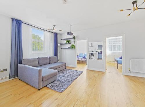 Near South Wimbledon Station, 2BR, Sleep 7, King beds
