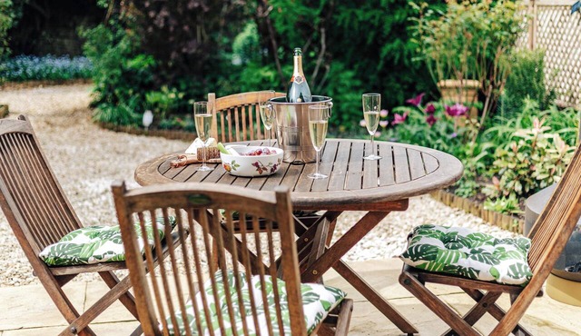 NEW luxury historic apartment, private garden, parking, dog-friendly, in Tetbury