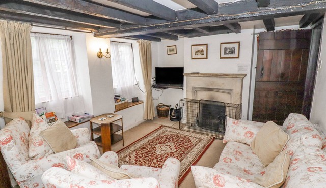 NEWBURY COTTAGE, pet friendly, with open fire in Bourton-On-The-Water