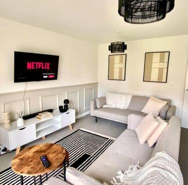 Newcastle Spacious 3-bedroom Semi-detached House with Parking, Sleeps 8, by URBAN PINNACLE STAYS