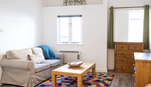 Newly fitted Notting Hill Gate vacation home sleeps 2-4 only 3-min walk to tube.