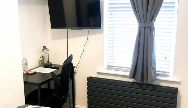 Newly Refurbished 3-Bed Home, Quiet Street, Free Parking, Near City Centre