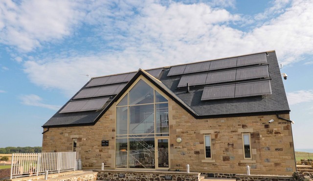 NEWTON VIEW, family friendly, with pool in Embleton