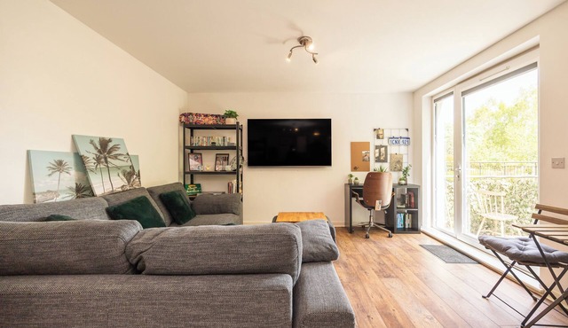 nInviting 1-Bed Flat with Patio near Lochend Park