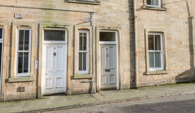 NUMBER EIGHT, romantic, character holiday cottage in Jedburgh
