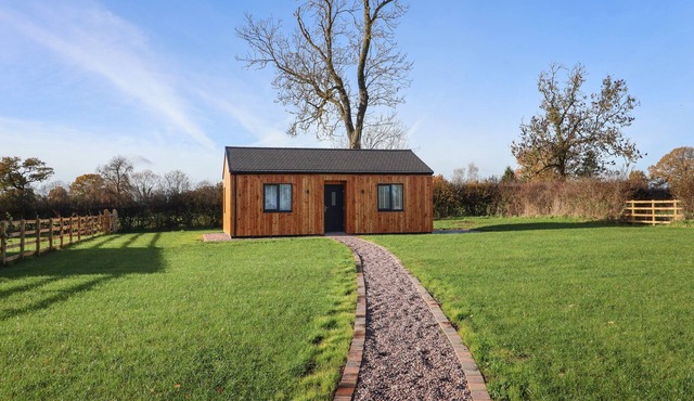OAK LODGE, pet friendly, with a garden in Etwall