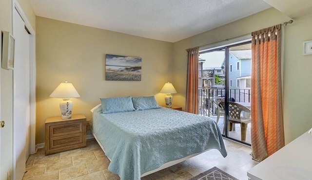 Ocean Views, Balcony, Pool, STEPS to Beach, Restaurants, Shops