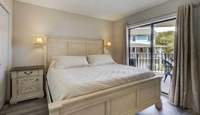 Ocean Views, Balcony, Pool, STEPS to Beach, Restaurants, Shops